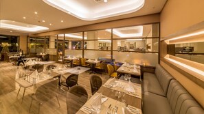 2 restaurants; breakfast, lunch, and dinner served - Julian Club Hotel - All Inclusive (Marmaris)