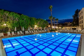 3 outdoor pools, free pool cabanas, pool umbrellas