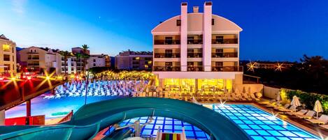 3 piscines extérieures, cabanons gratuits, parasols de plage