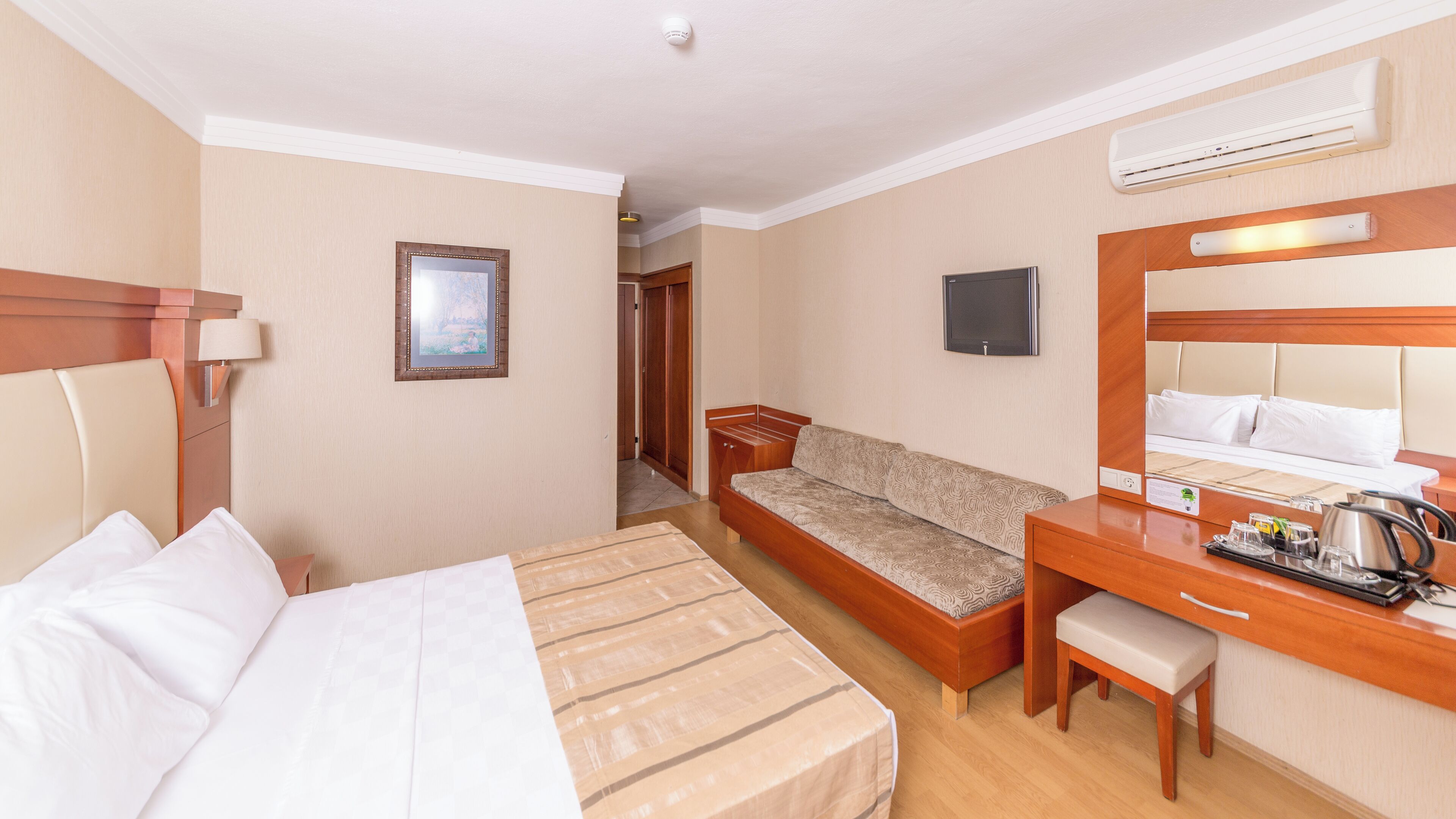 Minibar, in-room safe, bed sheets