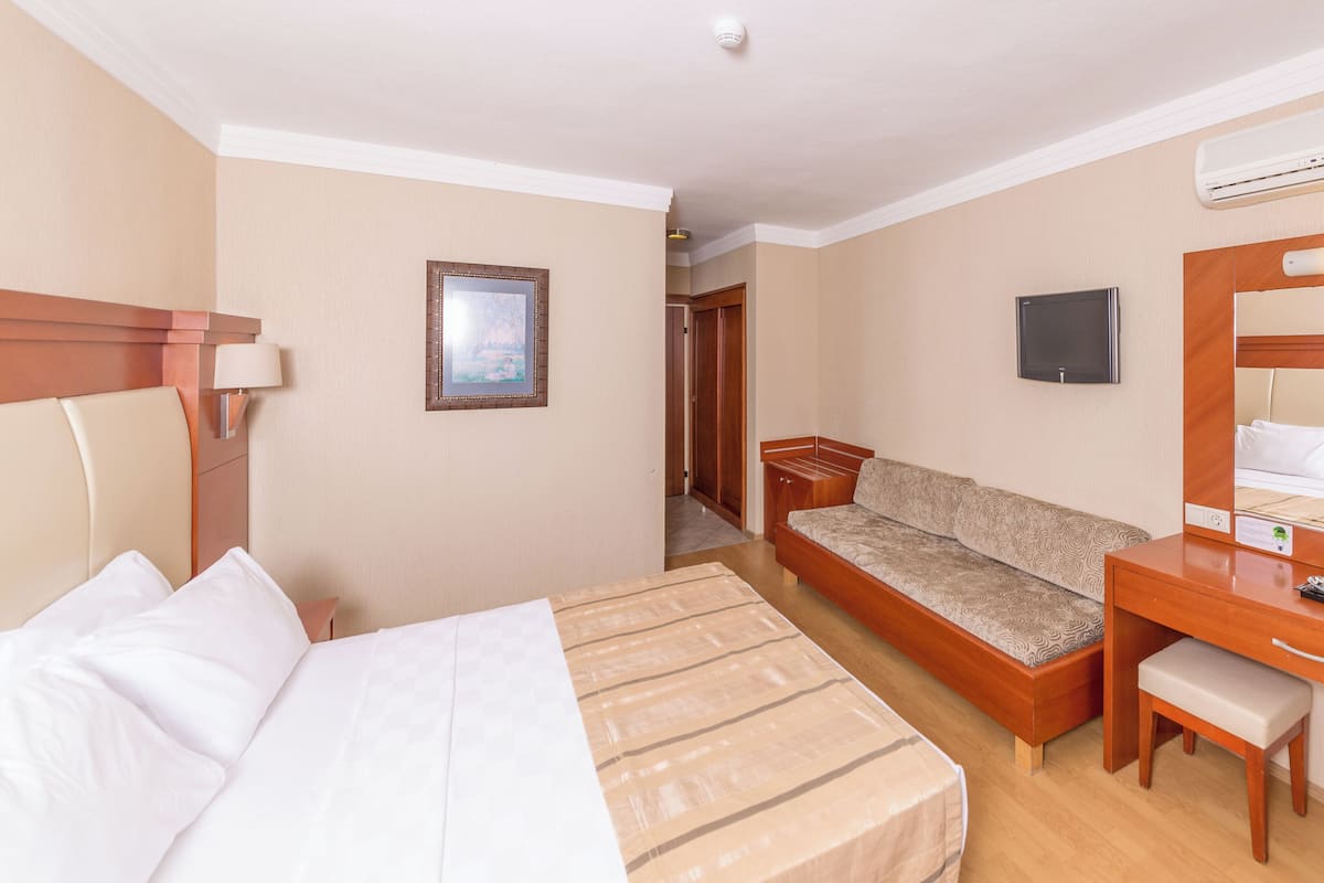 Minibar, in-room safe, bed sheets