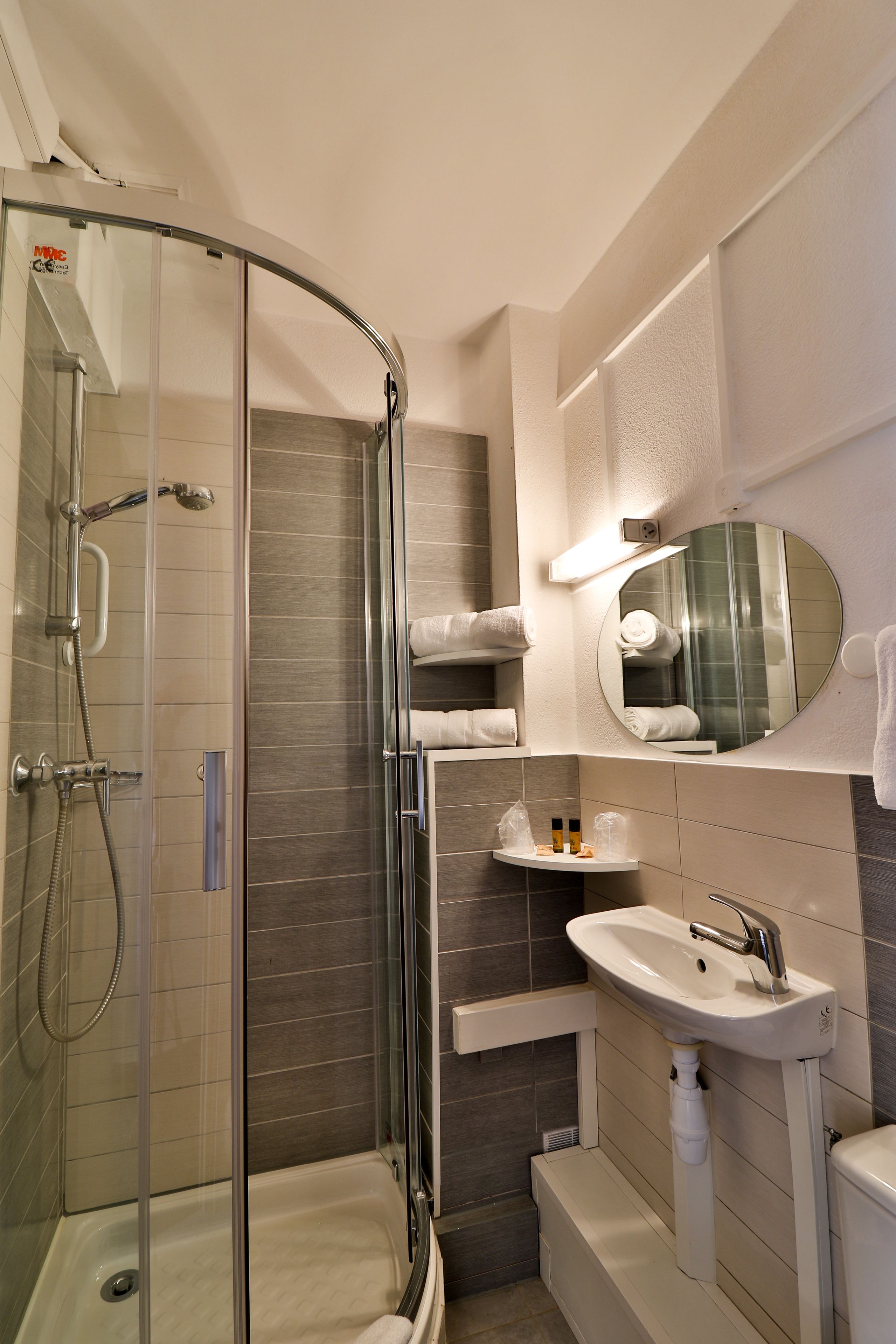 classic double room, balcony (petite salle de bain) | bathroom | free toiletries, hair dryer, towels
