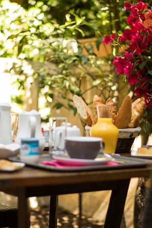 每日供應自助早餐 (每人 EUR12)