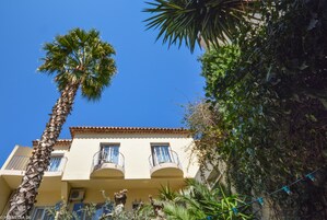 Fachada de la propiedad