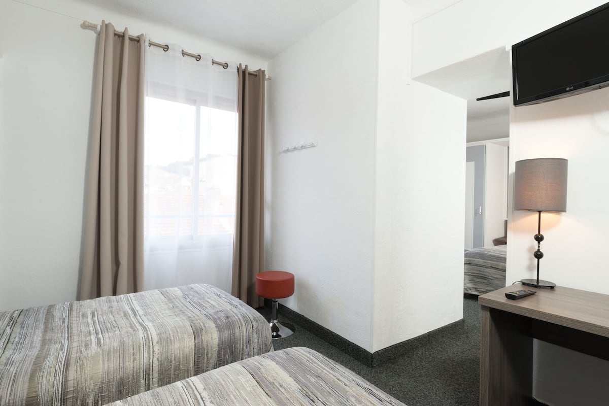 Habitación superior (family) | Ropa de cama de alta calidad y caja de seguridad en la habitación