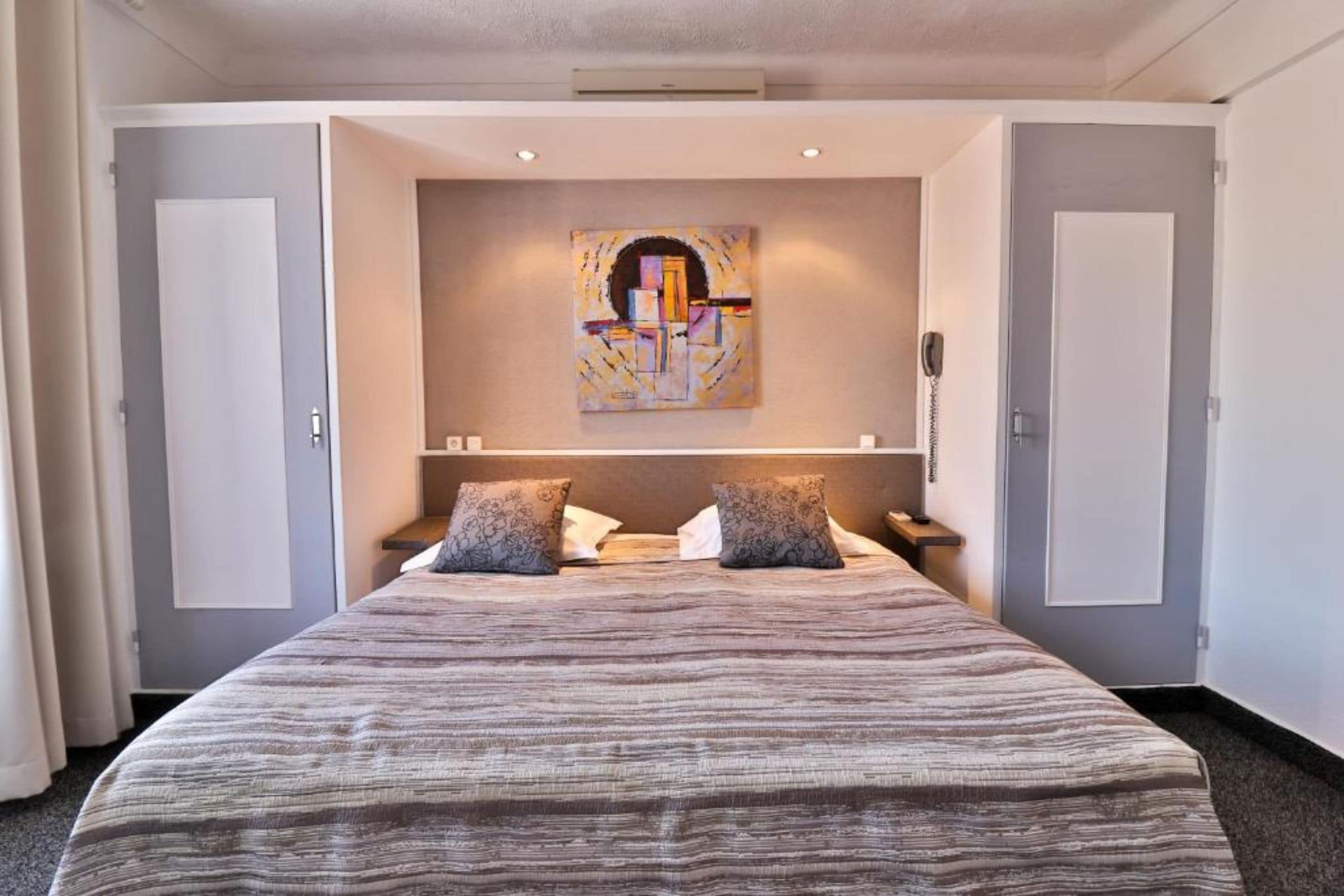 Standard Double Room (Petite douche) | Premium bedding, in-room safe, desk, iron/ironing board