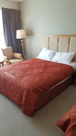 In-room safe, desk, iron/ironing board, free cots/infant beds. Albany Rosedale Motel