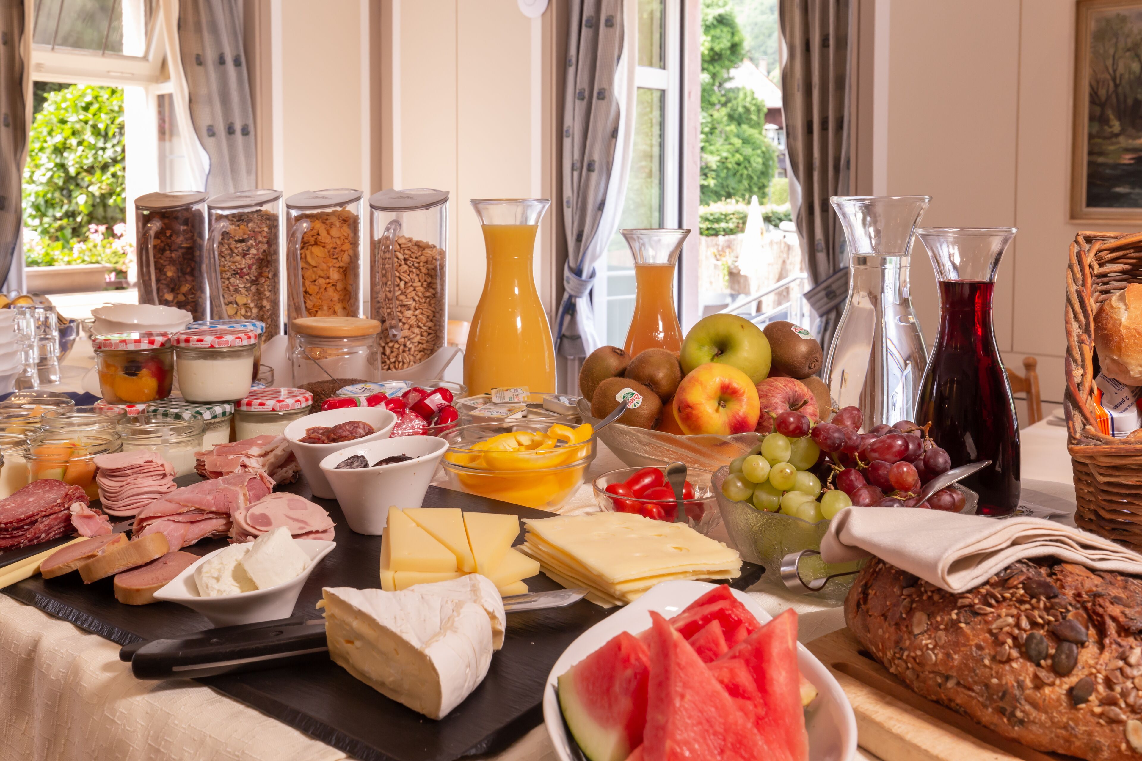 Un bufé de desayuno con diversas opciones de comida y bebidas.