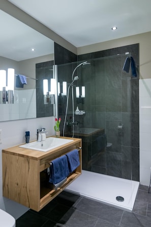 Habitación Confort, varias camas | Baño | Regadera, secadora de cabello, toallas
