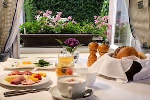 Café da manhã com buffet grátis todos os dias