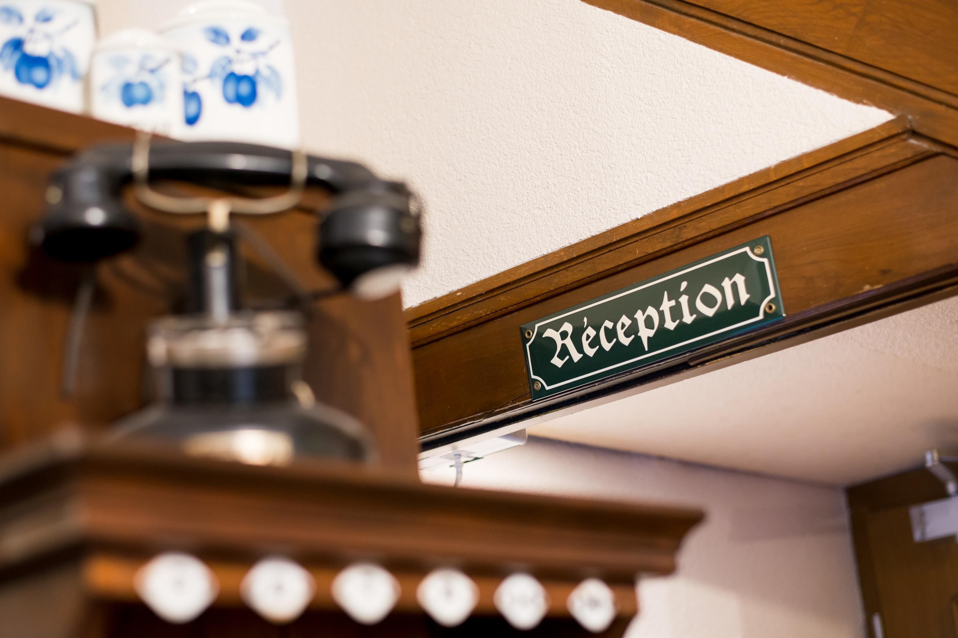 Un cartel de recepción en el vestíbulo de un hotel.