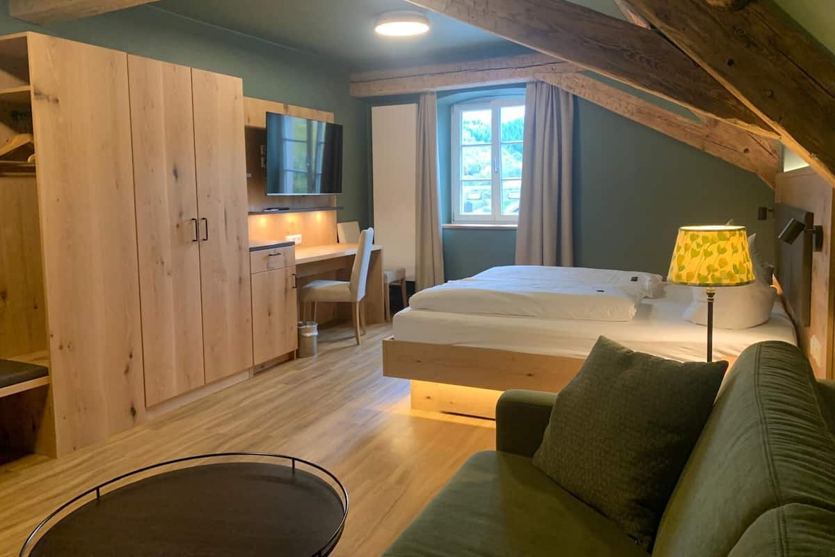 Chambre Supérieure, 1 grand lit et 1 canapé-lit | Literie de qualité supérieure, bureau, fer et planche à repasser