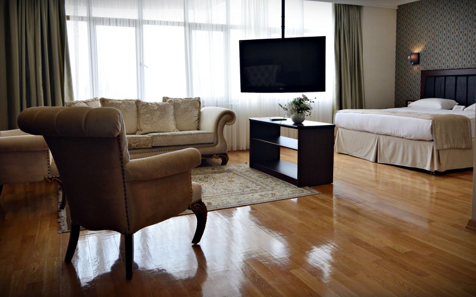 deluxe double or twin room | accessible bathroom