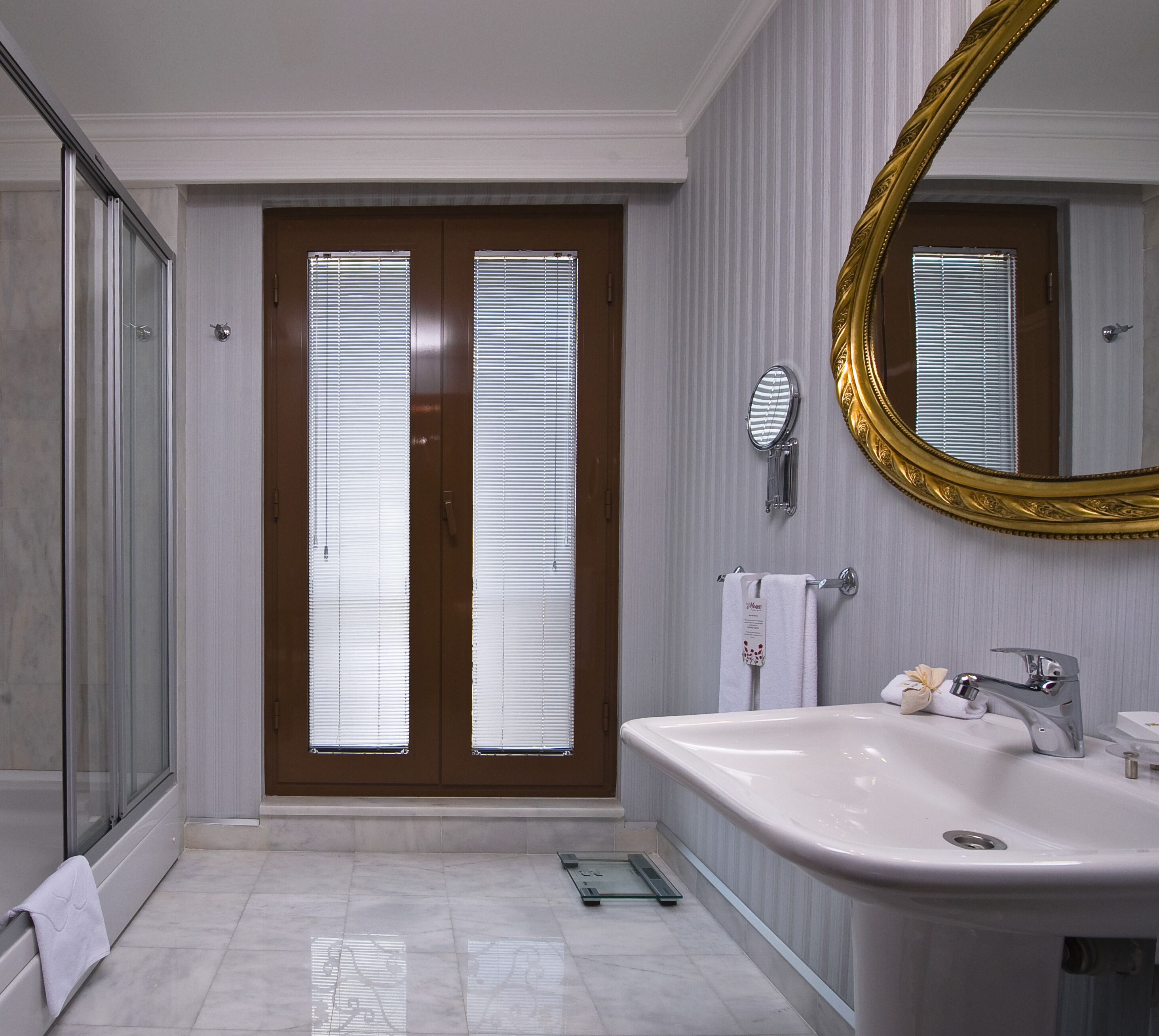 standard double room | bathroom | free toiletries, hair dryer, bathrobes, slippers