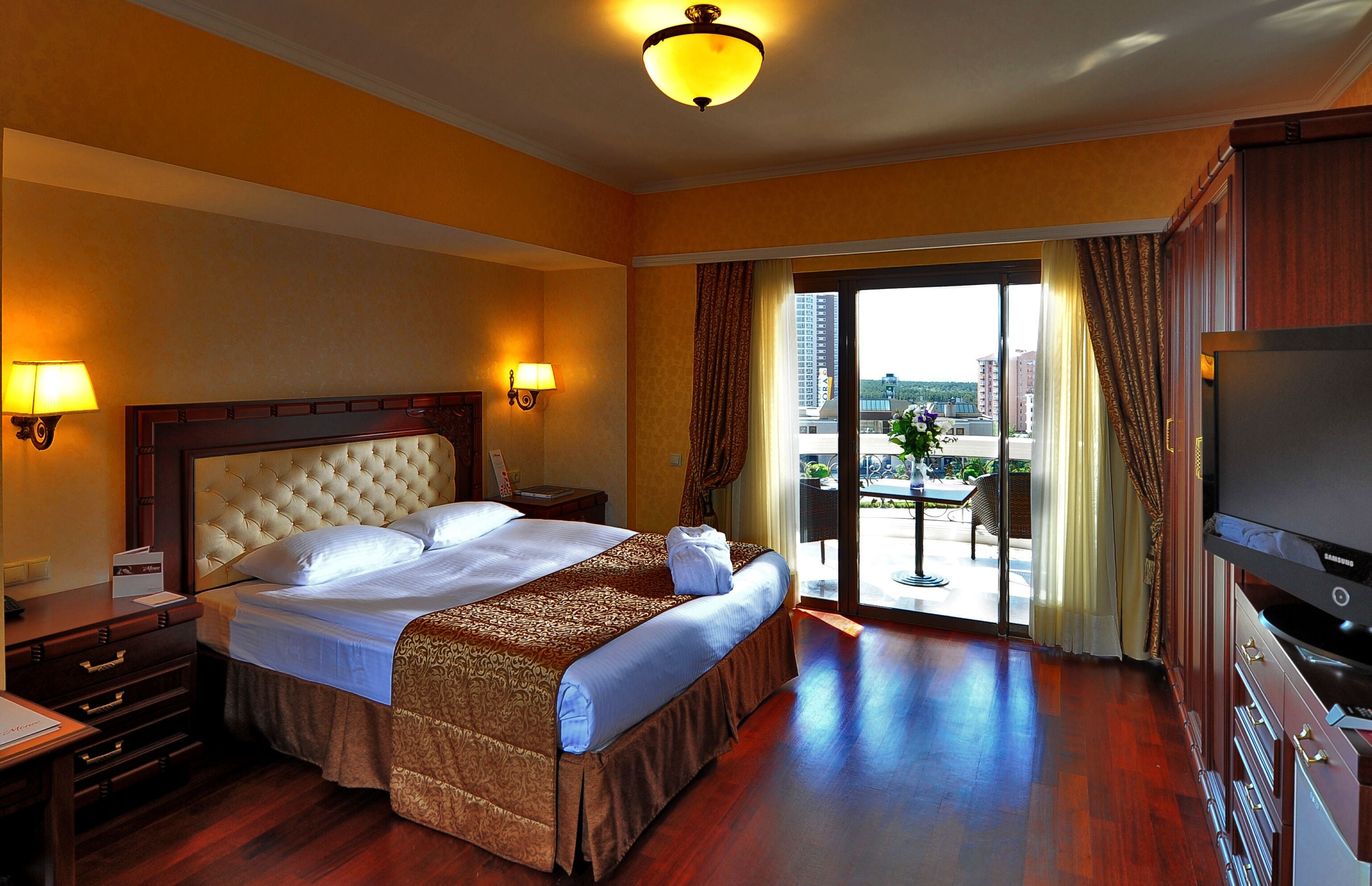 deluxe double or twin room | 1 bedroom, minibar, in-room safe, individually decorated