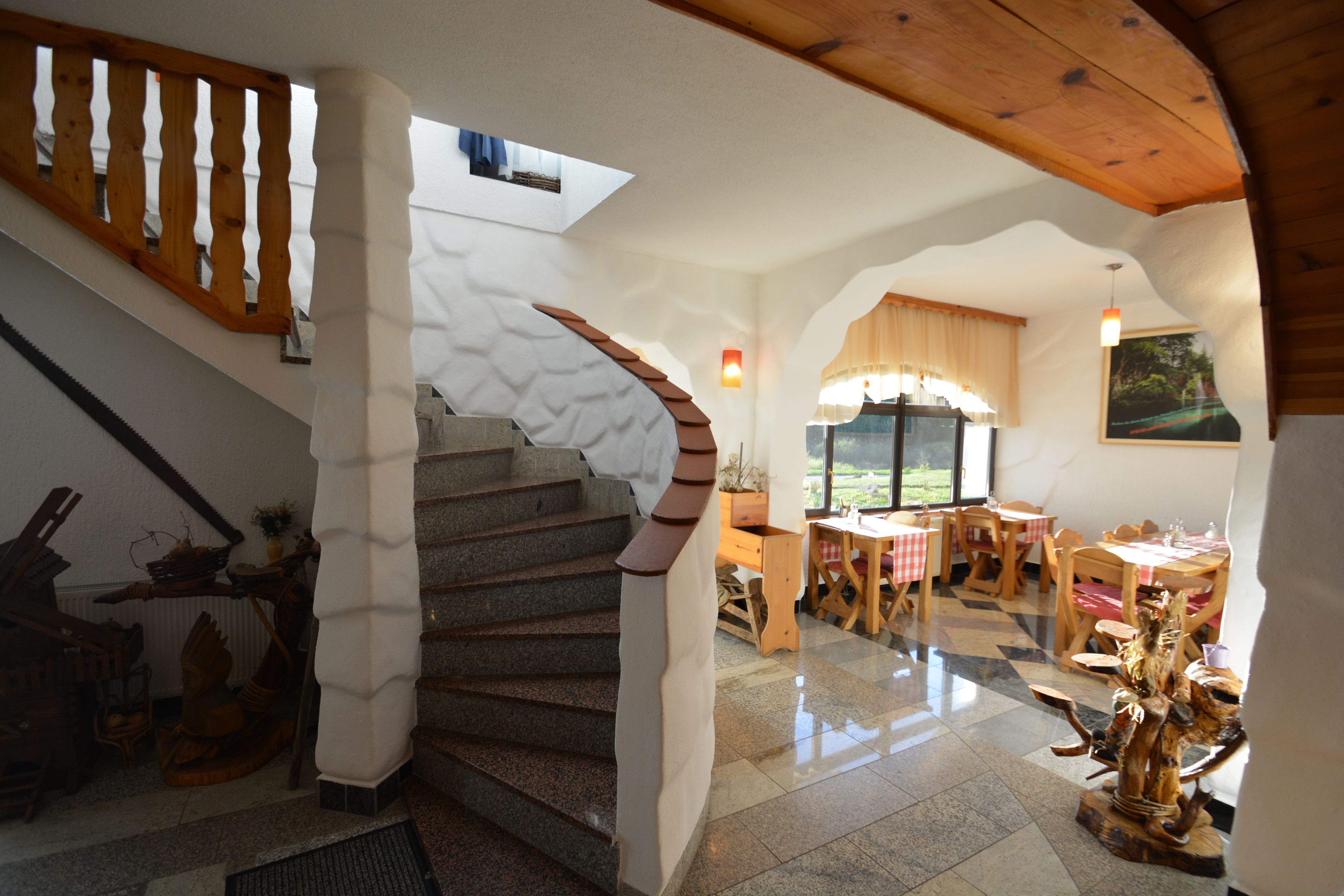 Se sirven desayunos, cenas y cocina regional con vista al jardín