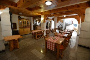 Se sirven desayunos y cenas; cocina regional; con vista al jardín