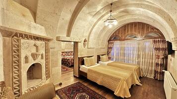 Deluxe Suite, Balcony | Pillowtop beds, minibar, in-room safe, laptop workspace