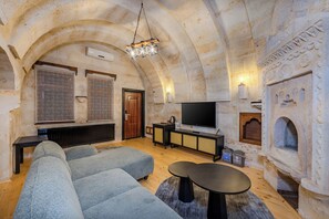 Deluxe Suite | Living area | TV - Stone House Cave Hotel (Nevsehir)