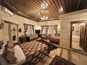 Colchones con pillow-top, minibar y caja de seguridad en la habitación 