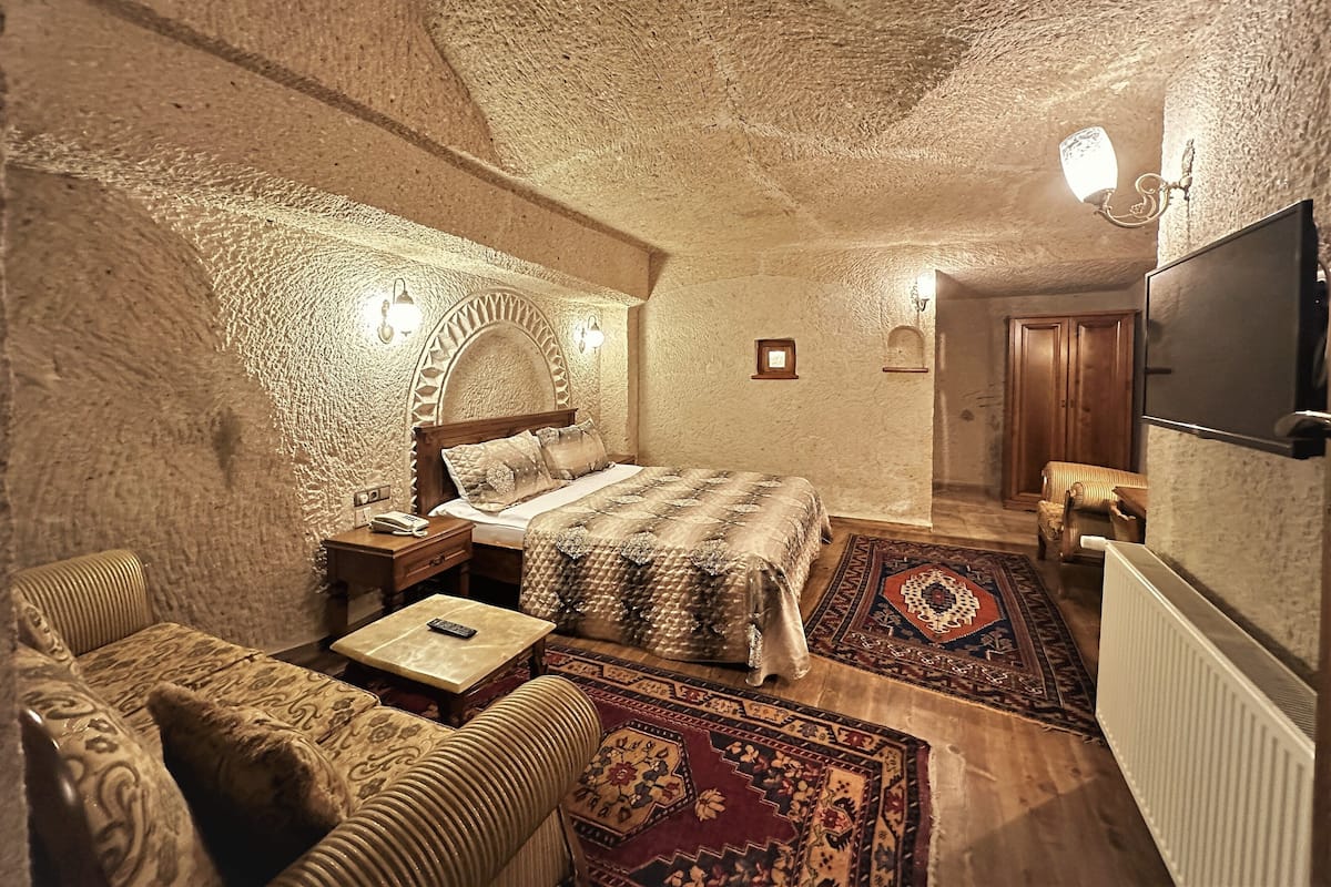 Family Cave Suite | Pillowtop-Betten, Minibar, Zimmersafe, laptopgeeigneter Arbeitsplatz