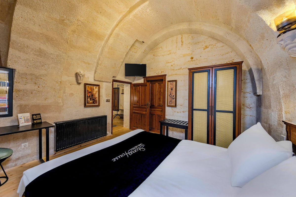 Deluxe Suite, Balcony | Pillowtop beds, minibar, in-room safe, laptop workspace