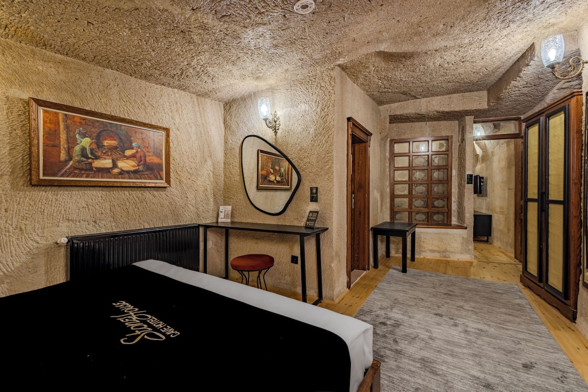 Junior Cave Suit | Pillowtop beds, minibar, in-room safe, laptop workspace