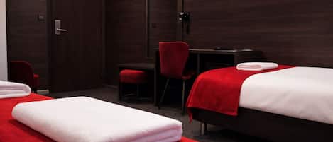 Camera tripla, bagno privato | Minibar, una scrivania, tende oscuranti, letti aggiuntivi (a pagamento)