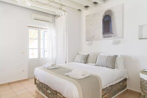 Standard family apartment with sea view | Premium bedding, down comforters, pillowtop beds, blackout drapes - Windmill Bella Vista (Sifnos)