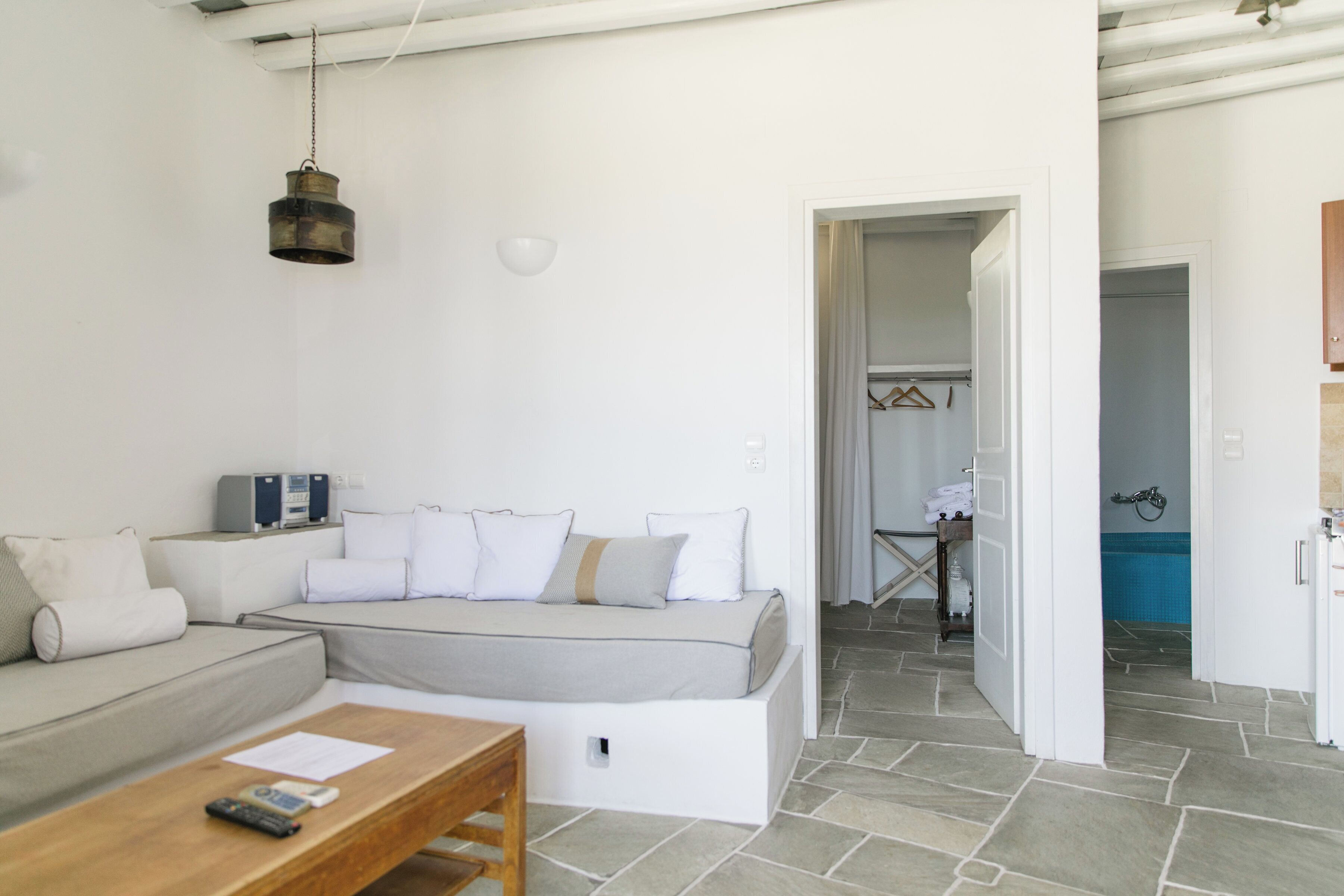 standard family apartment with garden and sea view | living area | 24-inch lcd tv with satellite channels, tv, books