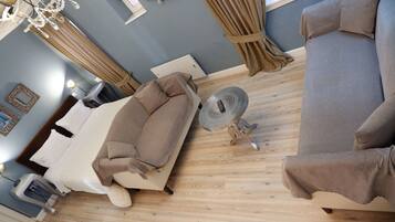 Suite | Hypo-allergenic bedding, minibar, iron/ironing board, cots/infant beds