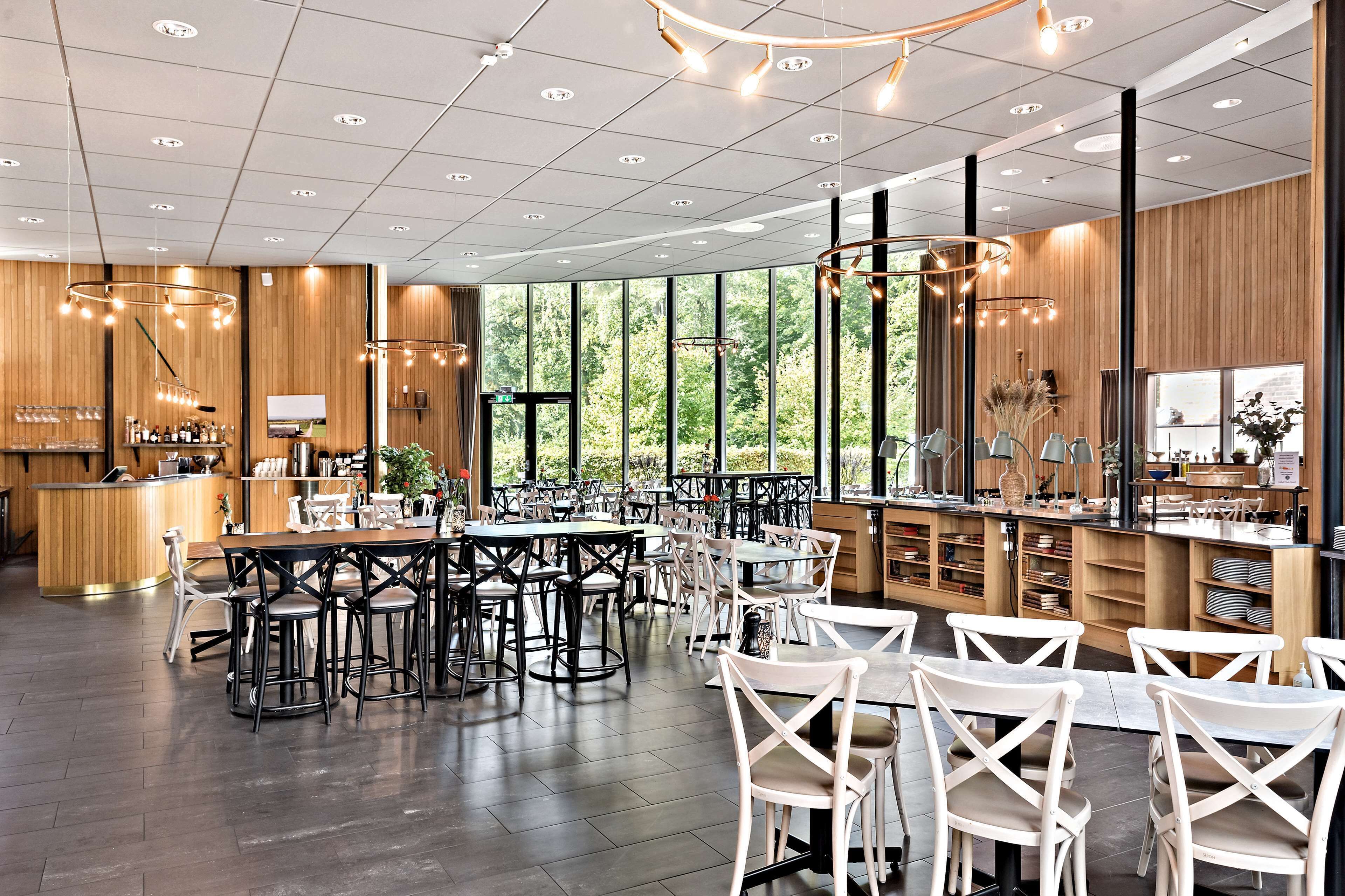 Serveert ontbijt, lunch, diner, uitzicht op de tuin 