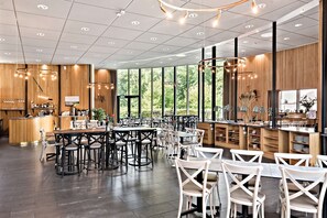 Breakfast, lunch served; local and international cuisine, garden views - Best Western Valhall Park Hotell (Angelholm)