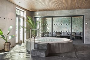 Sauna, hot tub