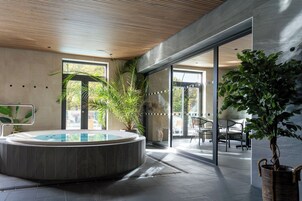 Un sauna, una bañera de hidromasaje