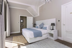 Luxury Room Upstairs :Sea View (shower) | Minibar, in-room safe, desk, iron/ironing board - Enchanted Guest House (Cape Town)