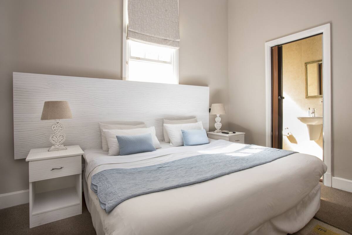 Habitación estándar | Minibar, caja de seguridad en la habitación y escritorio 