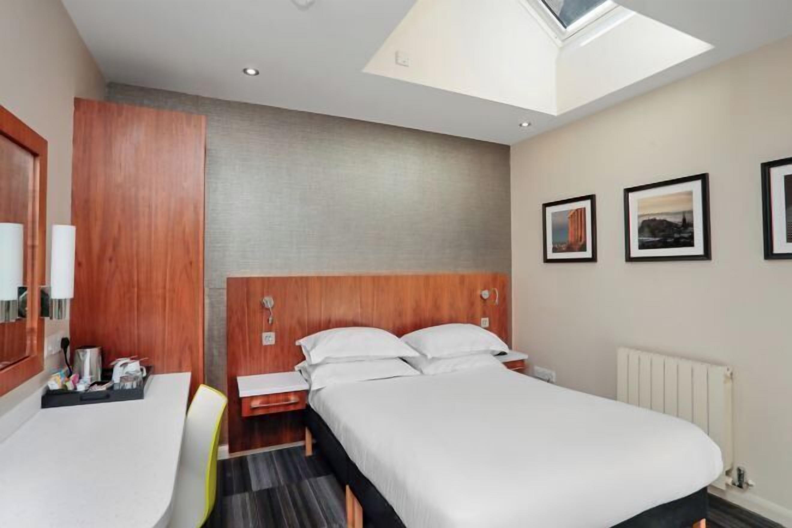 أغطية فراش متميزة ومكتب ومكواة/لوح كي وواي فاي مجانًا