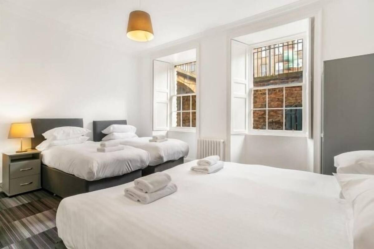 أغطية فراش متميزة ومكتب ومكواة/لوح كي وواي فاي مجانًا