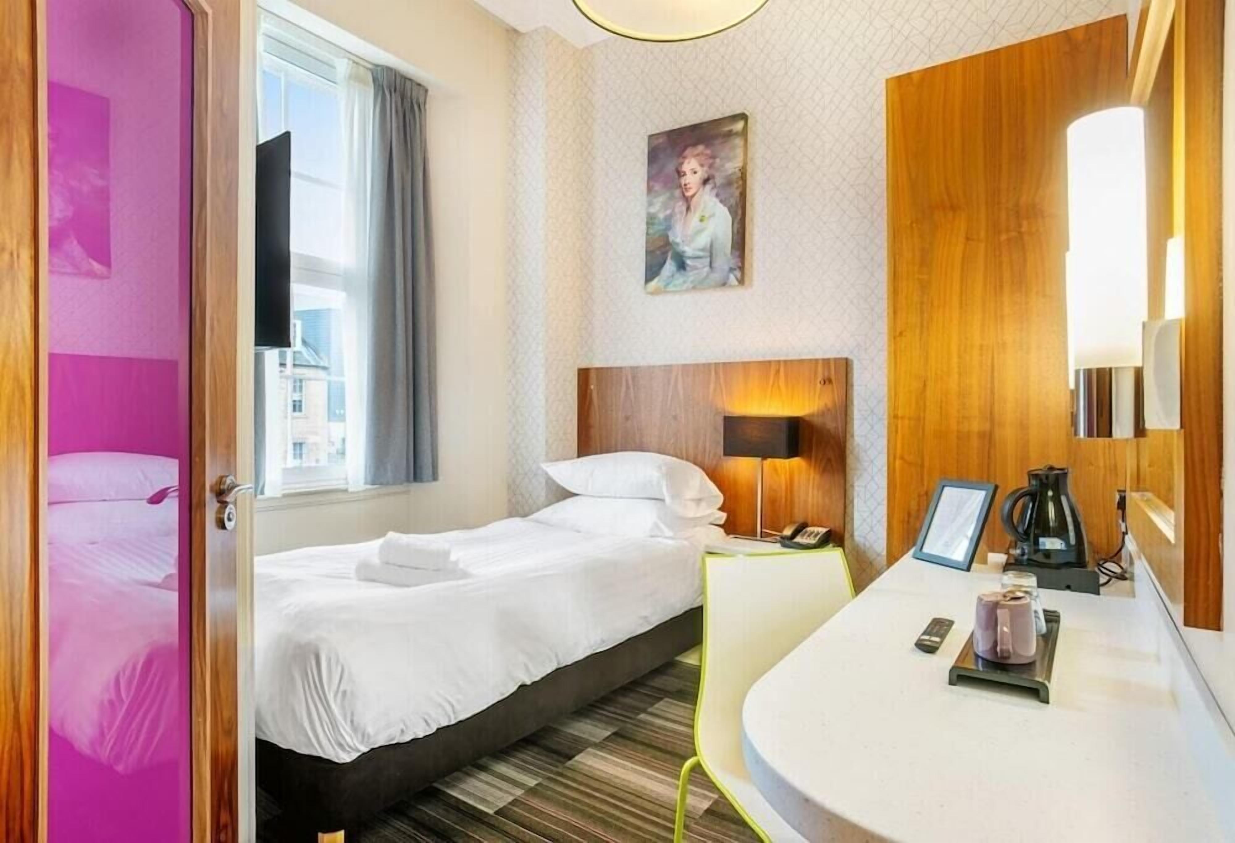 Premium bedding, desk, iron/ironing board, free WiFi