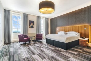 高级双人房或双床房 | 办公桌、熨斗/熨衣板、免费 WiFi、床单