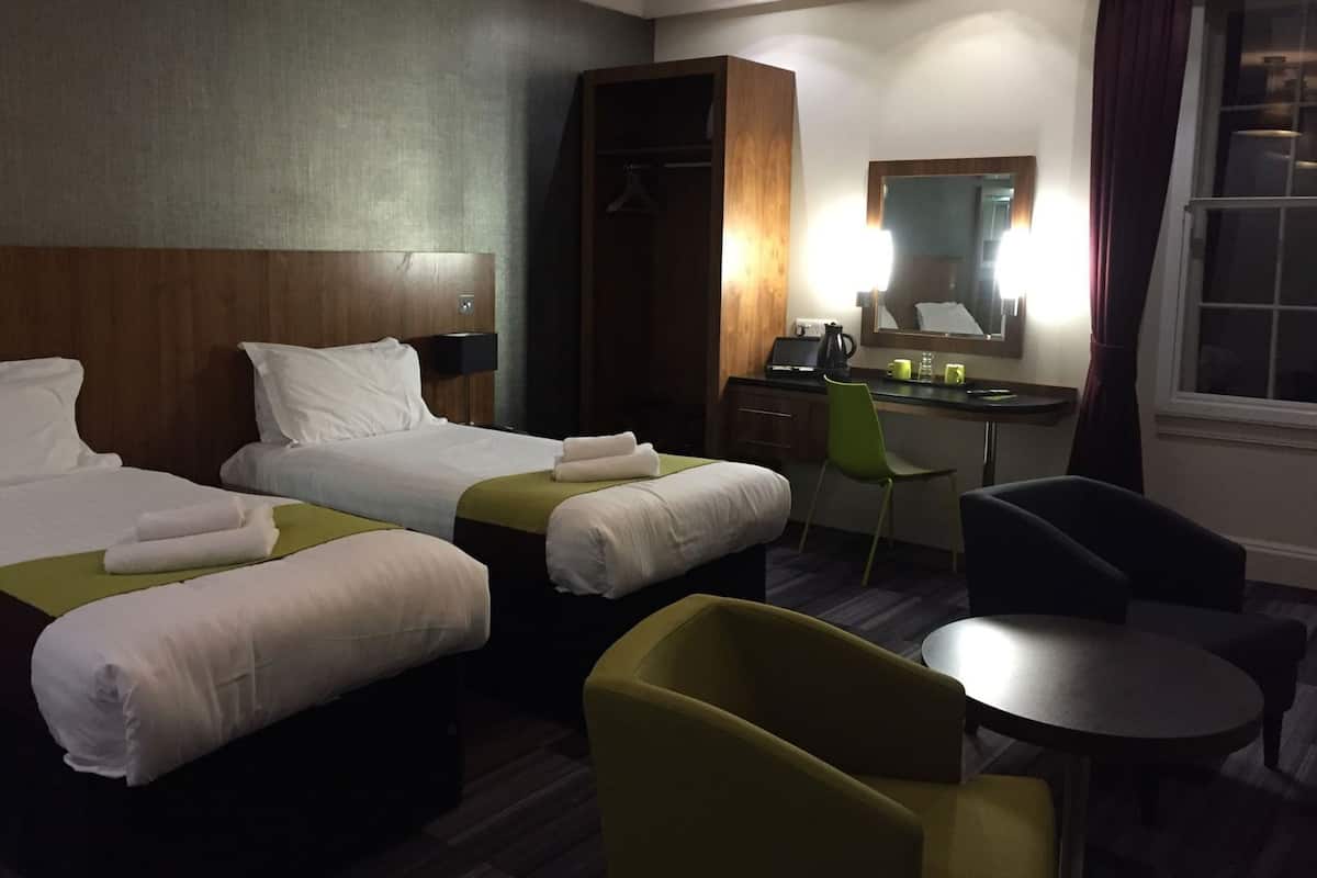 Premium bedding, desk, iron/ironing board, free WiFi