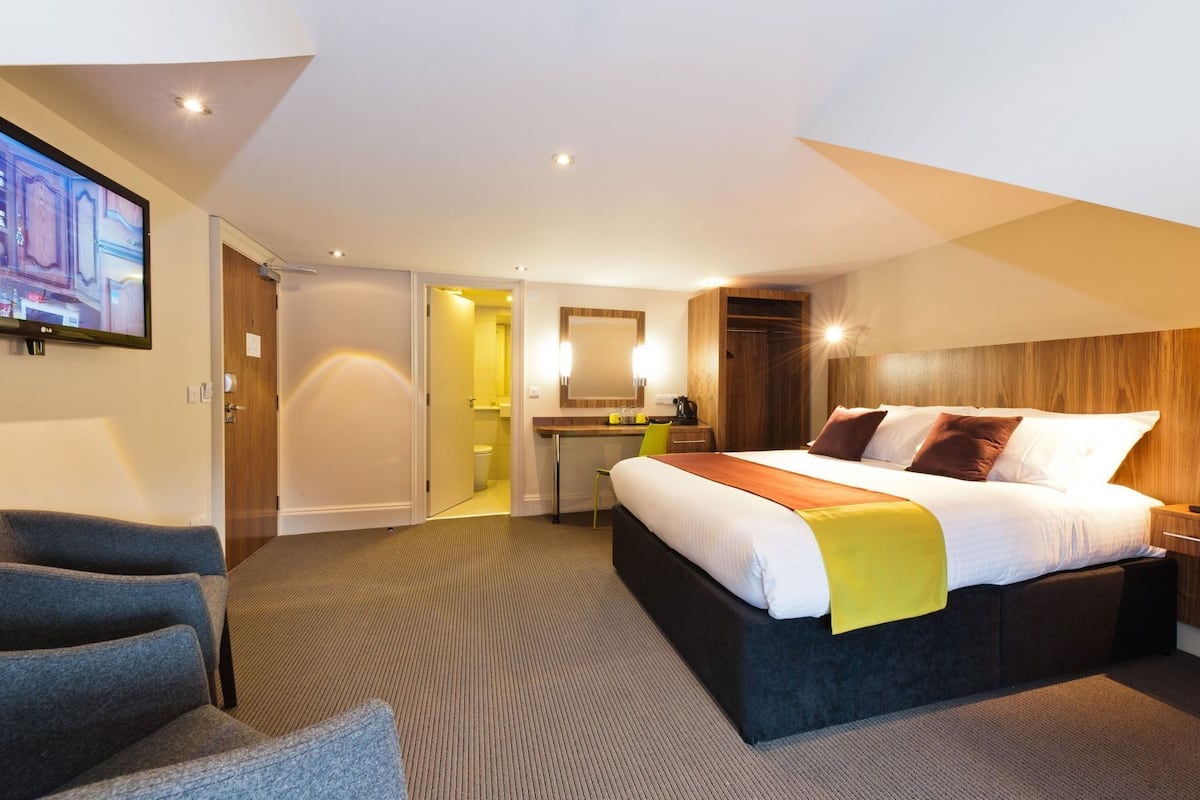 Premium bedding, desk, iron/ironing board, free WiFi