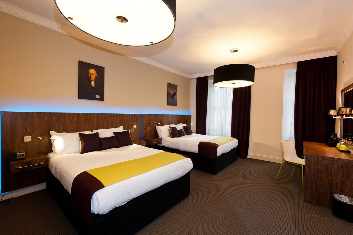 Premium bedding, desk, iron/ironing board, WiFi (free)