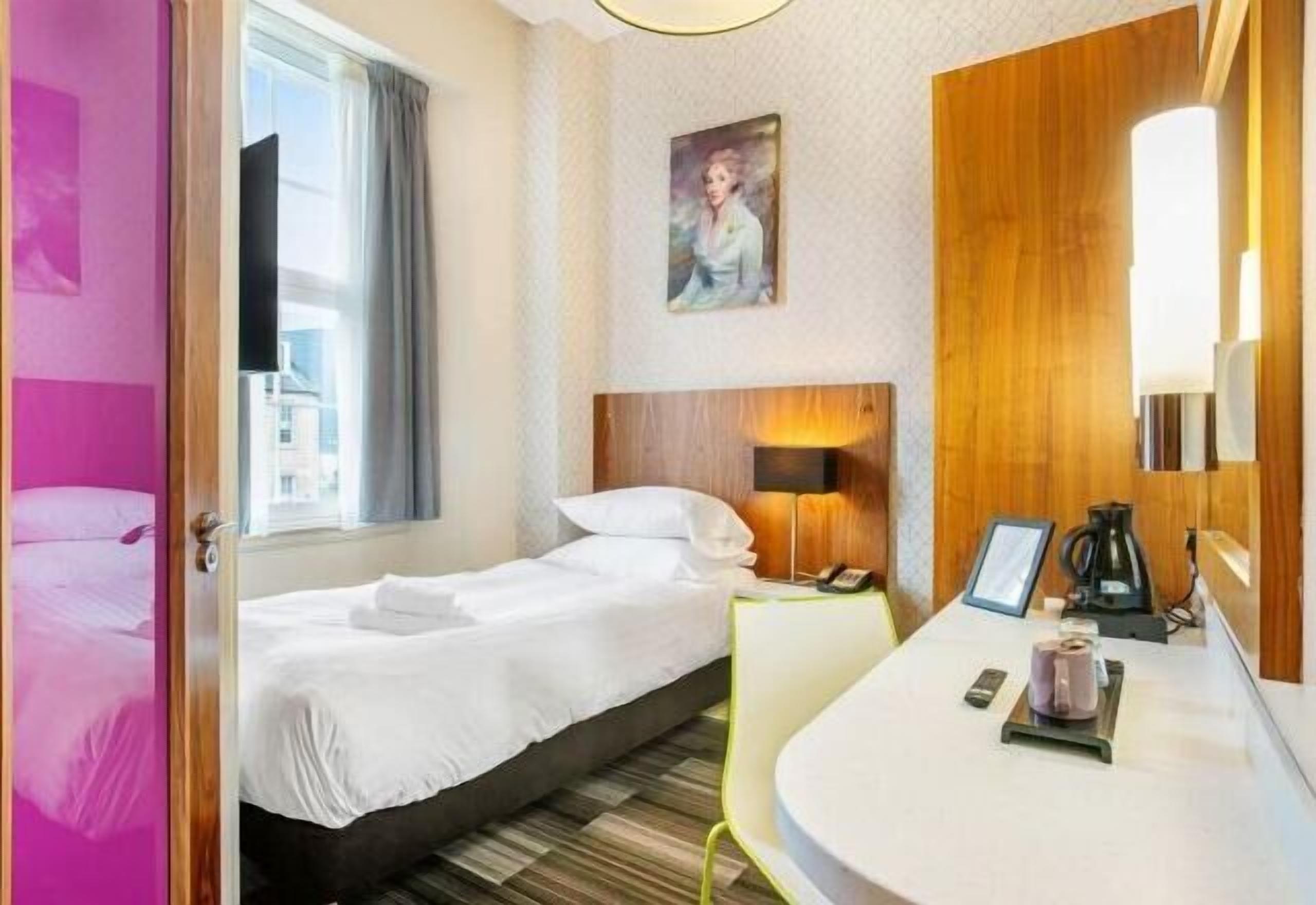 أغطية فراش متميزة ومكتب ومكواة/لوح كي وواي فاي مجانًا