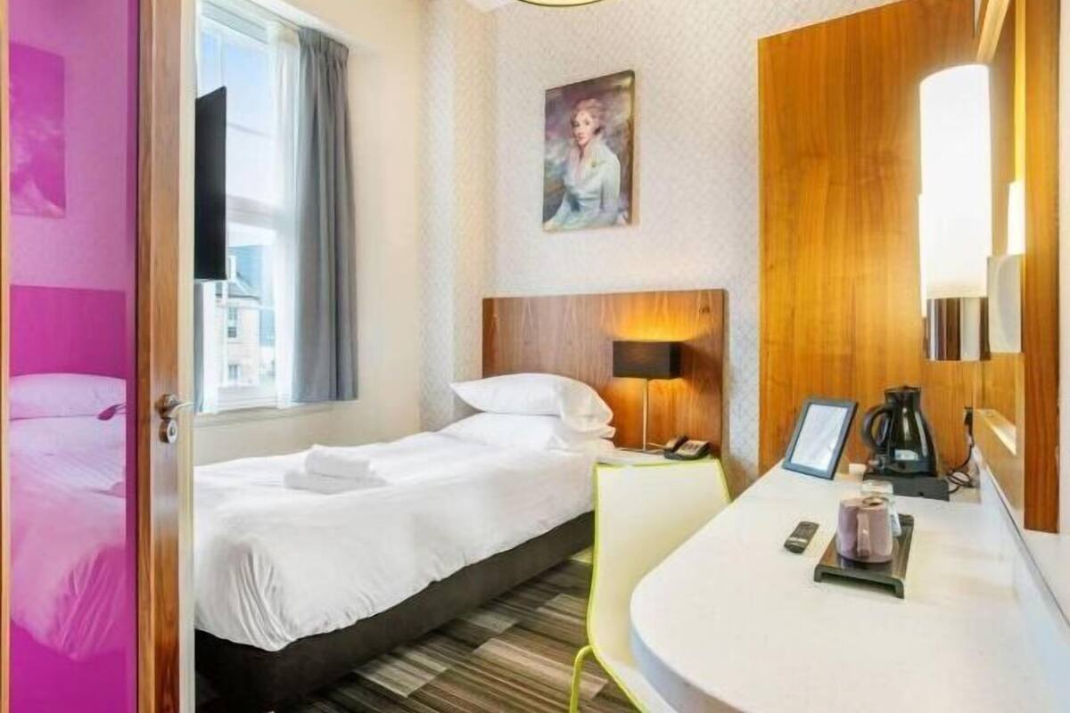 أغطية فراش متميزة ومكتب ومكواة/لوح كي وواي فاي مجانًا