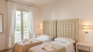 Vierbettzimmer | Minibar, Zimmersafe, Schreibtisch, kostenloses WLAN