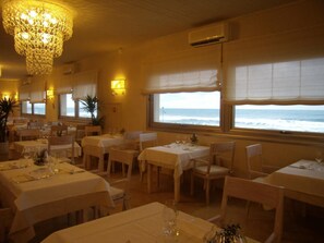 Breakfast, lunch and dinner served - Hotel Alta la Vista (Castagneto Carducci)
