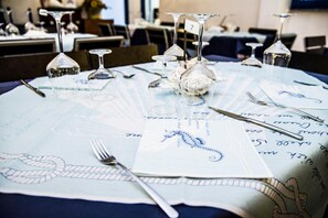 Frukost, lunch, middag och brunch serveras