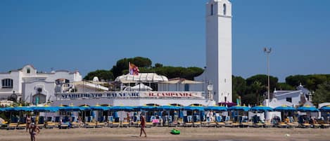 Una spiaggia nelle vicinanze
